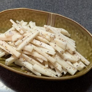 少々入れるだけで大人がよろこぶ！旬のかぶサラダに混ぜる調味料とは？「和えるだけ」「風味豊か」