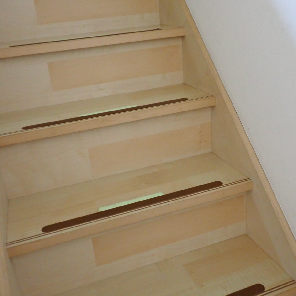  掃除機だけでは不十分！“階段”の隅々までピカピカに！年末の徹底掃除術「手順が大切」「想像以上の汚れ」 