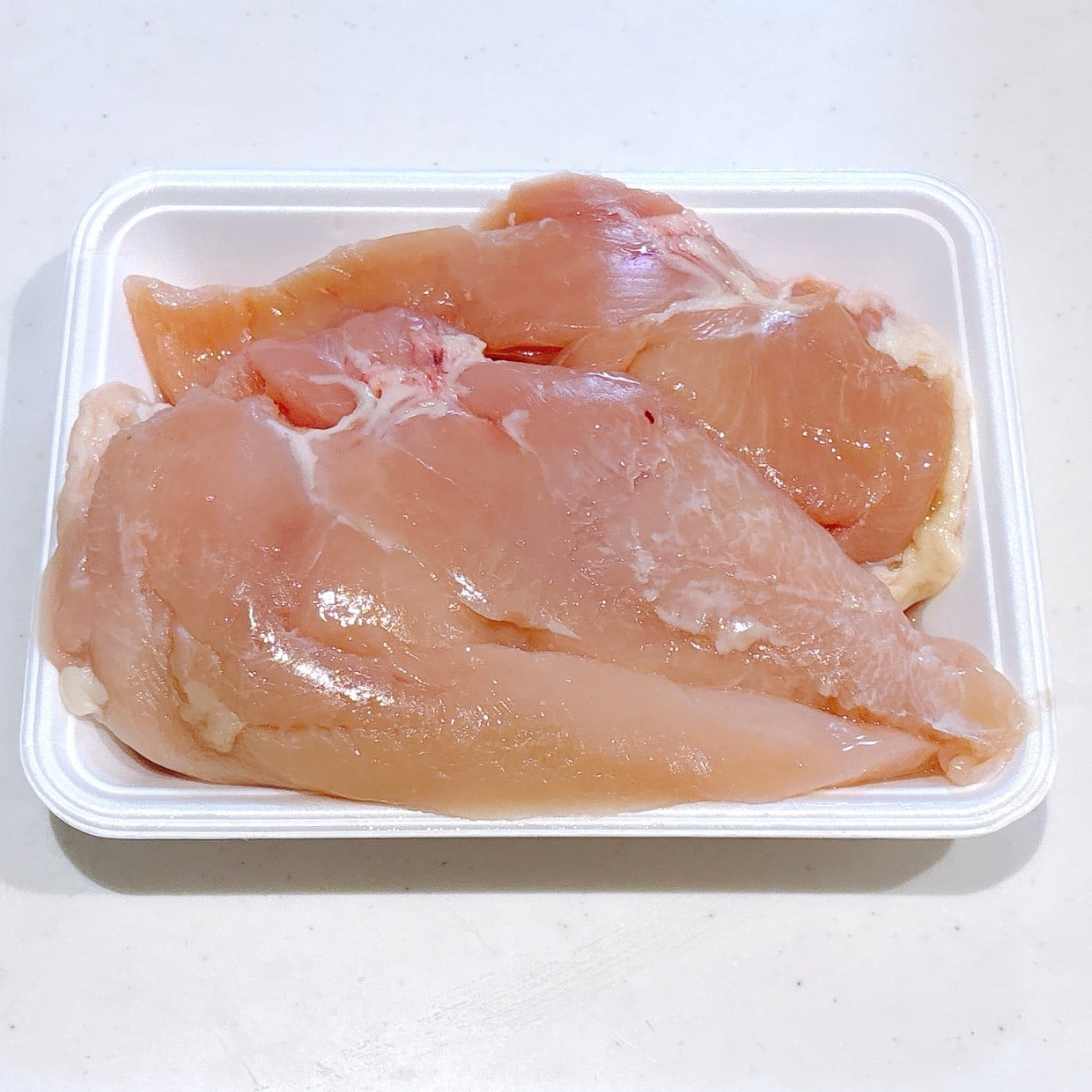  「大さじ1」入れるだけで解決。パサつきやすい鶏むね肉が簡単に“やわらかくなる裏ワザ” 