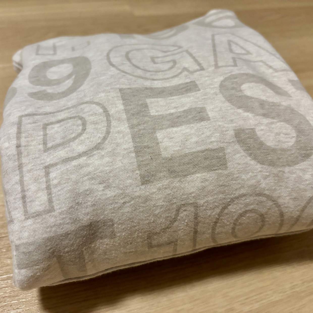  厚みのある「パーカー」の“かさばらない”畳み方「早く教えて」「簡単」「見るからに違う！」 