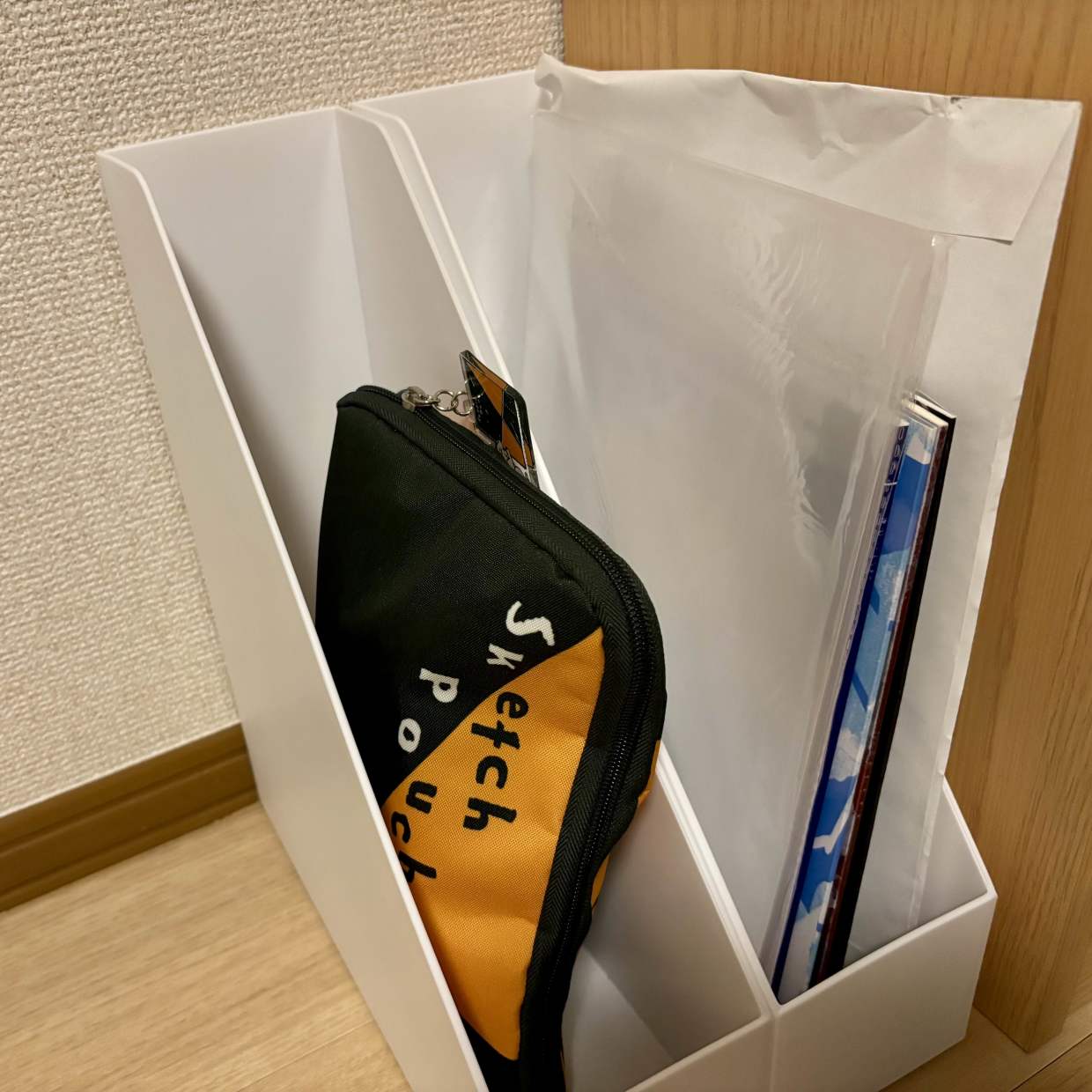  “三角のファイルボックス”が年末の片付けに役立つ？「縦じゃないの？」「意外！」「その発想はなかった」 