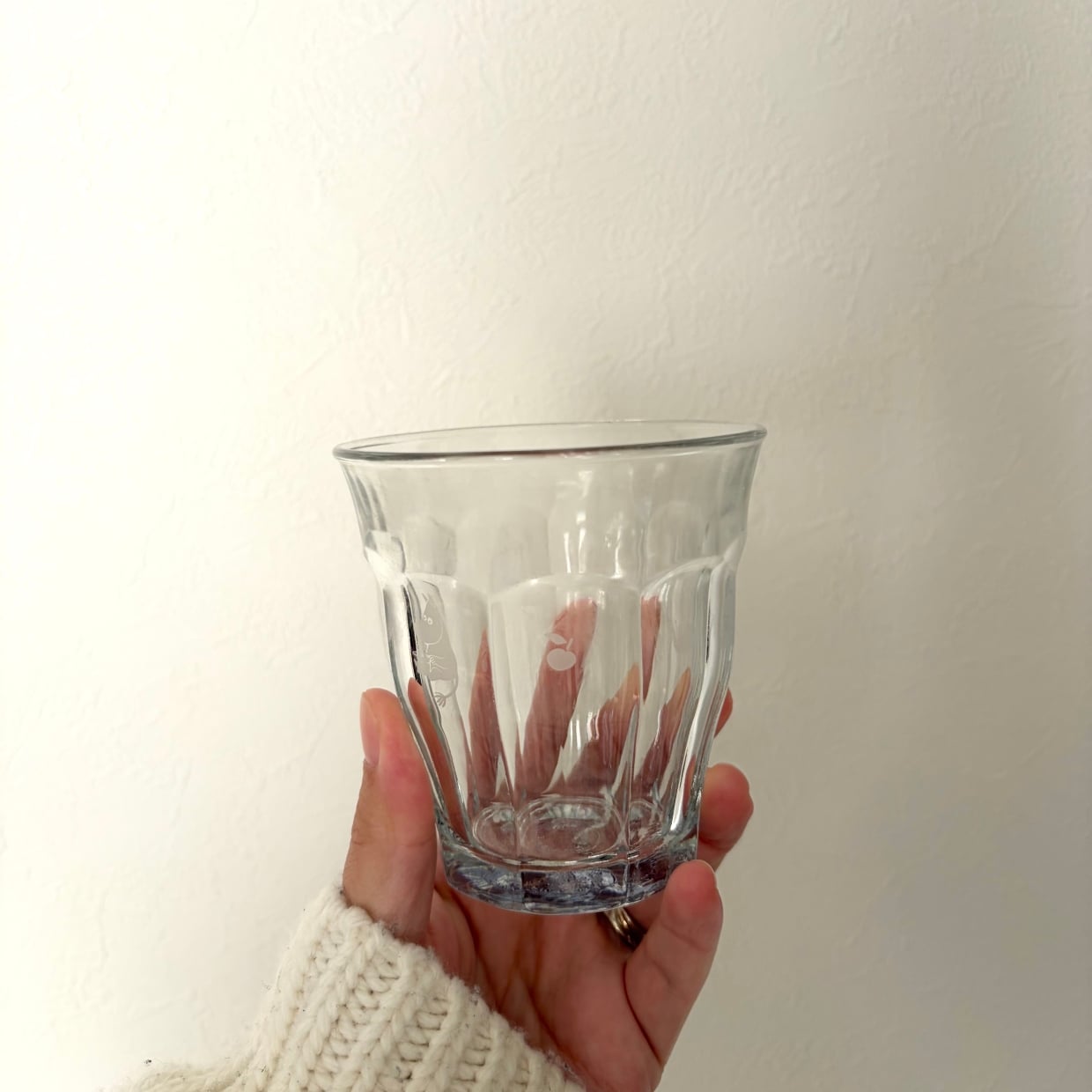  もうこぼさない！“コップからコップへ”注ぐときの簡単テクニック「入れ過ぎた時に」「意外！」 