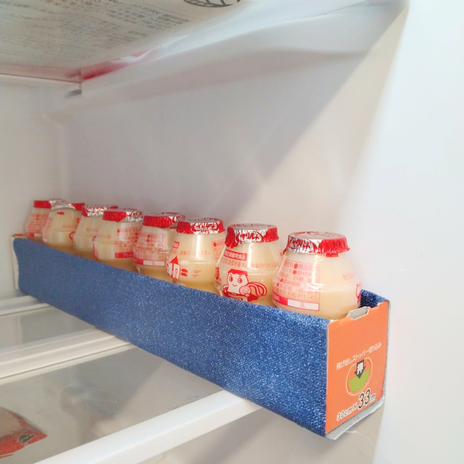 ラップの空き箱に収納したヤクルト