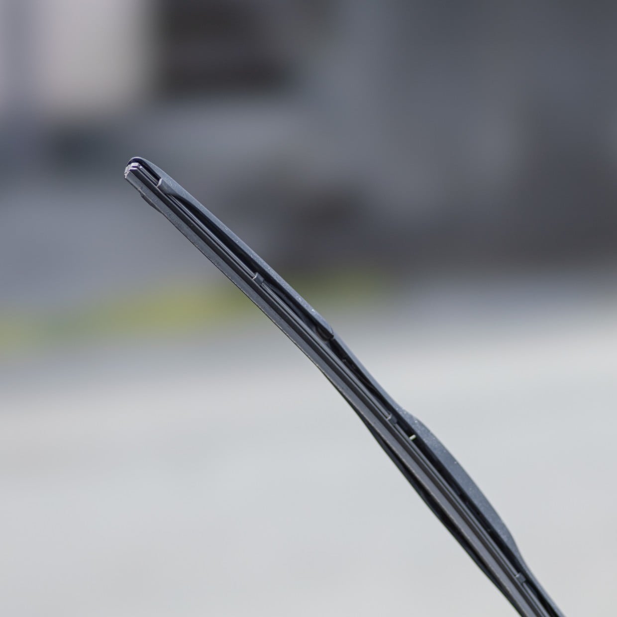  知らなかった。「車のワイパー」の寿命と交換タイミング「雨の日の違和感はサインだった」 