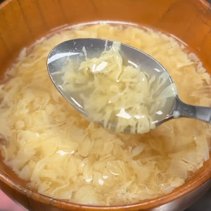 ひと手間で格段に変わる！ふわふわ卵スープの作り方「特別な材料は要らない」