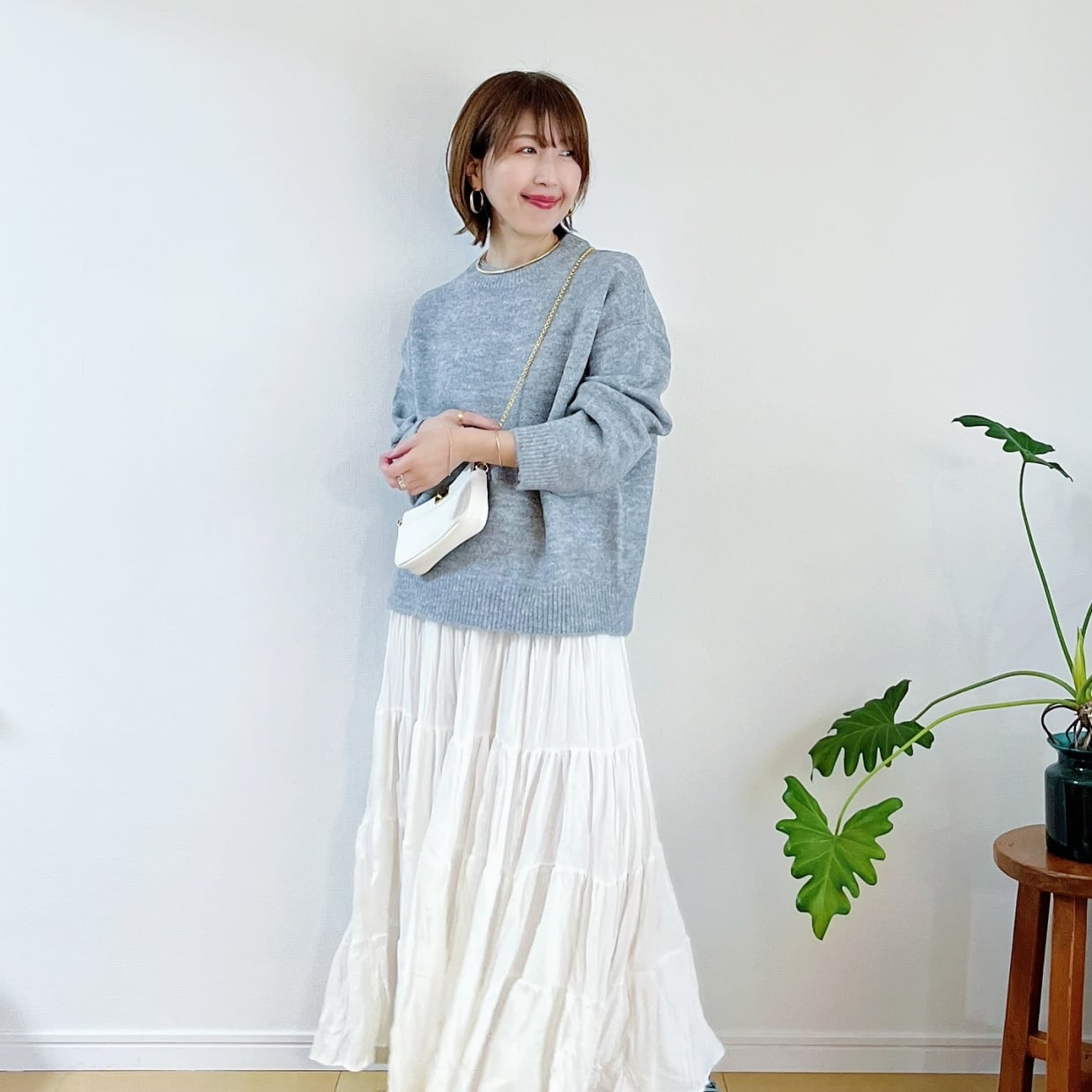  地味見え回避！40代が一気に垢抜ける「グレーニット」着まわし術 