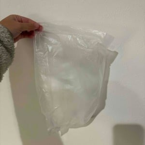 引き出しに何枚も溜まった「ビニール袋」をペットボトルにかぶせると？「スムーズに出てくる」「すごい！」