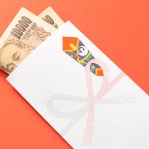 小学生の“お年玉の平均額”はいくら？「お年玉を全部使いたい！」と言われた時の親の対応