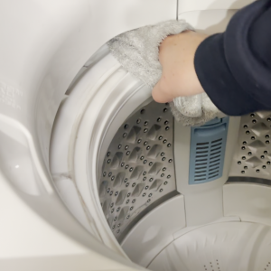 覗くと汚れがすごい。「洗濯槽」のフチ汚れを“ゆるめて”落とす簡単掃除術「ゴシゴシ前にひと工夫」