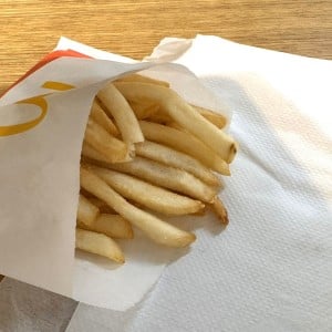 外出中でも「フライドポテト」を手を汚さず食べるワザ「すぐマネできる」「子どもに教える」