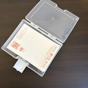 ダイソーの“ハガキケース”で収納上手になれる！今すぐマネしたくなる“意外な活用術2選”「探しやすい」