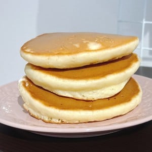 混ぜる前に意外な調味料を「大さじ1杯半」入れて。いつもの「ホットケーキ」がふっくら仕上がる裏ワザ