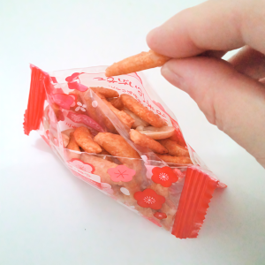 “柿の種”の小袋の賢い開け方「袋が自立して食べやすい！」「折るのが大事なんだ」