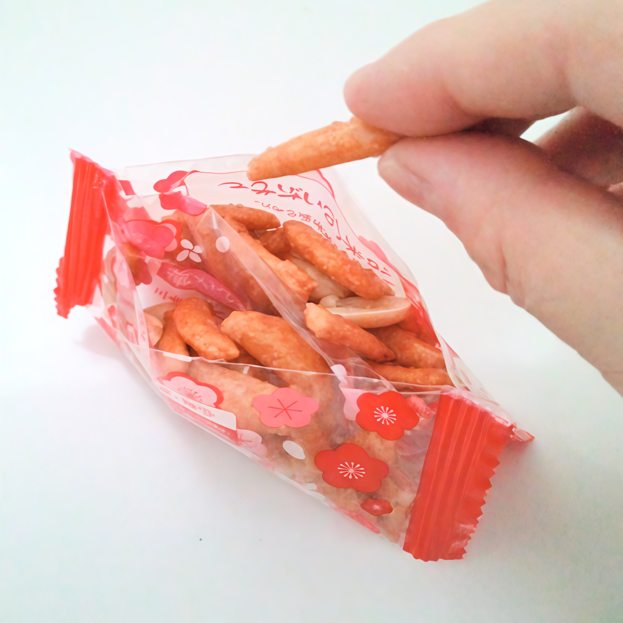  “柿の種”の小袋の賢い開け方「袋が自立して食べやすい！」「折るのが大事なんだ」 