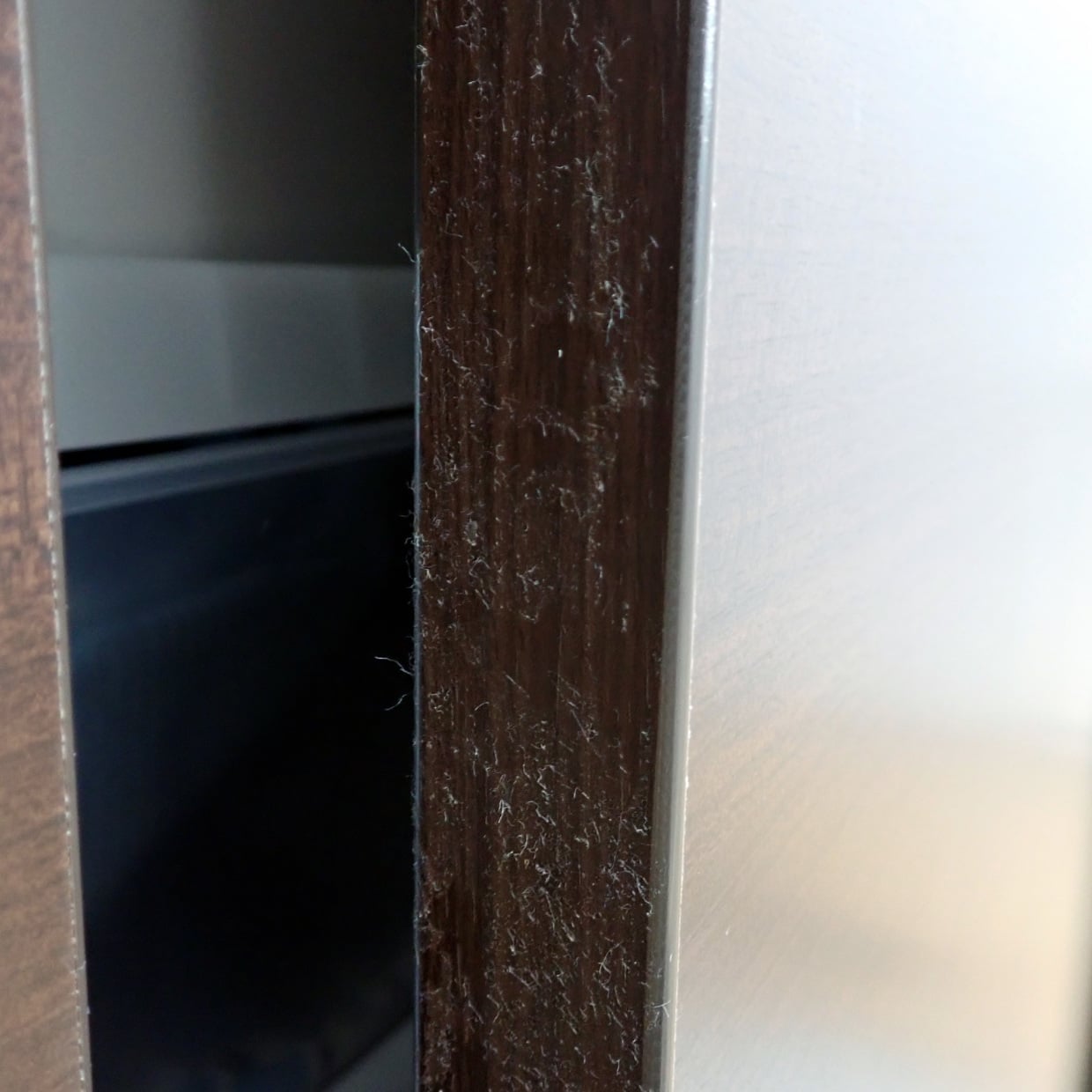  じつは想像以上にデリケート！「木製ドア」の“やさしい掃除術”「水分や洗剤に注意」「傷ませない」 