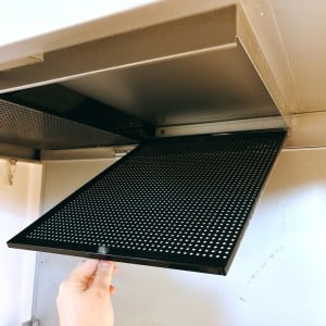 強い洗剤は使わない！「レンジフードフィルター」の“ギトギト油汚れ”をラクに落とす掃除テク