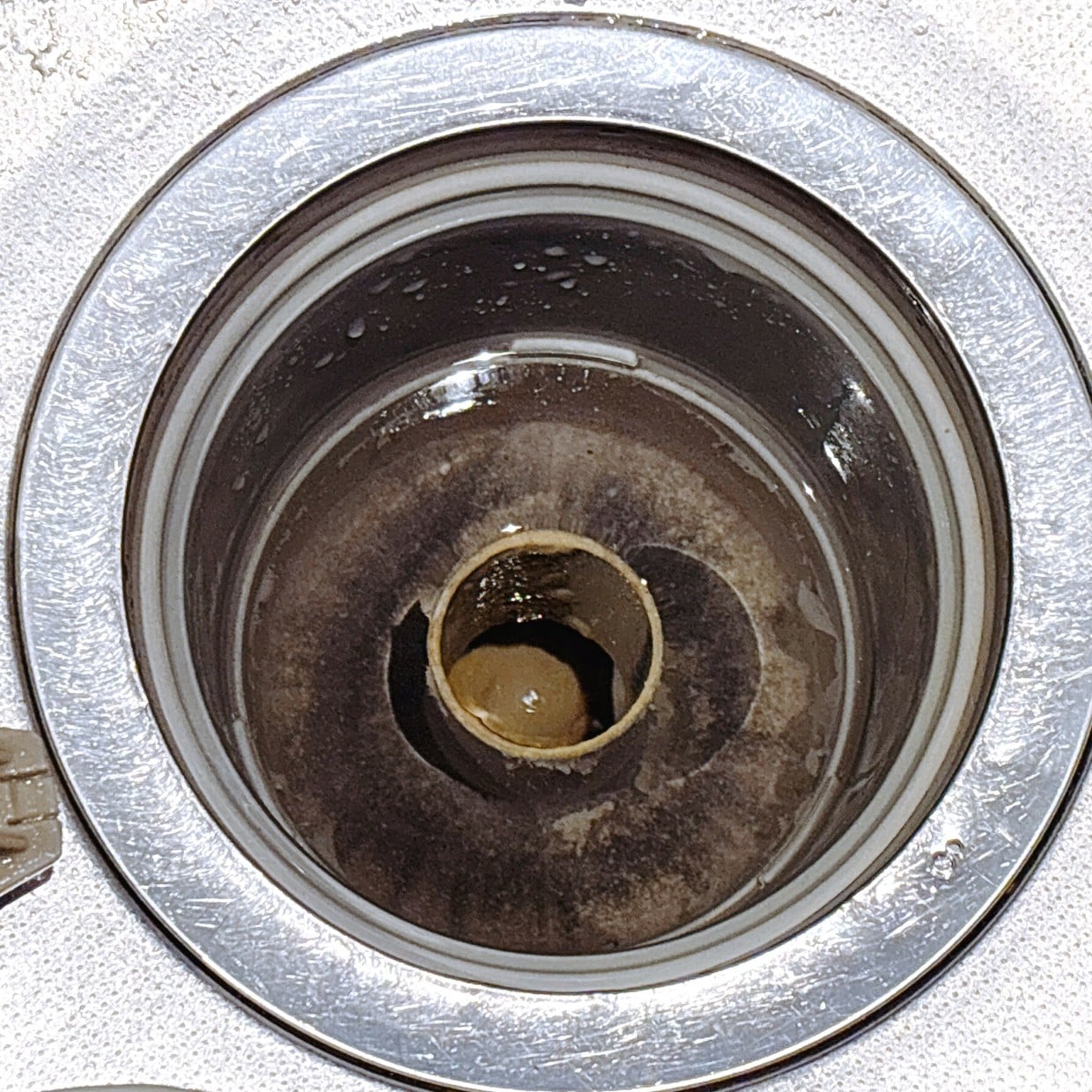  排水口の“ドロドロ・ヌメリ汚れ”をこすらず落とす掃除術「こすらないの？」「画期的」 