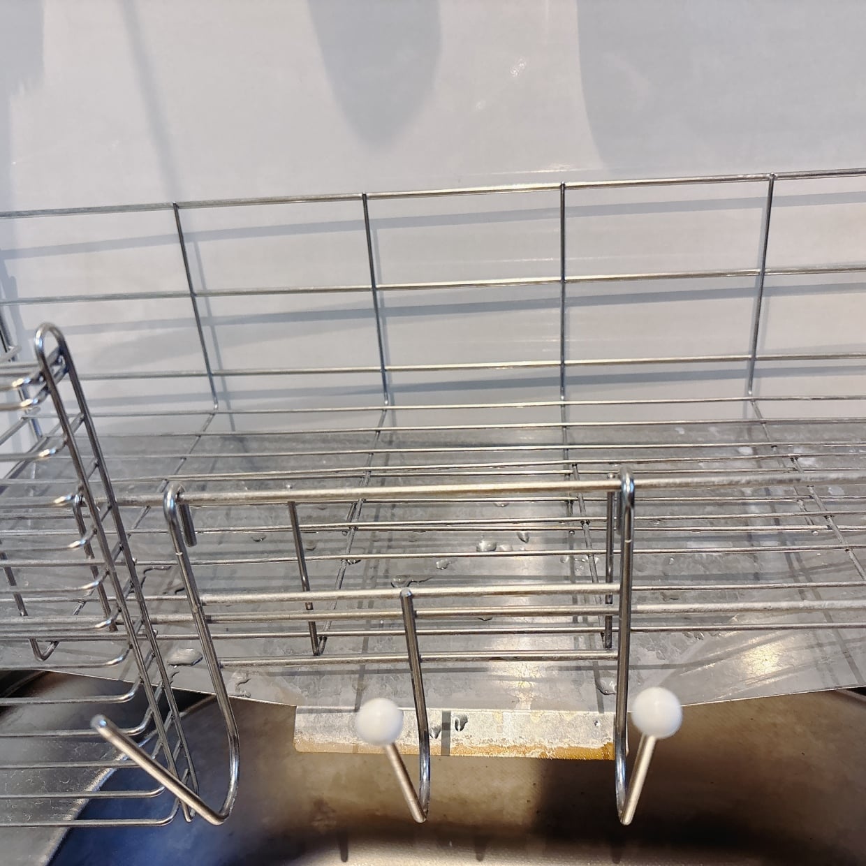  もう諦めてた…。「水切りカゴ」の”頑固な水アカ”の簡単掃除テク「白いくもりがスッキリ！」 