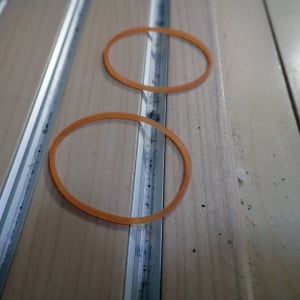 洗剤いらず。「ドアレール」の“輪ゴム”掃除術「意外！」「たった3分」「簡単に汚れが取れる」