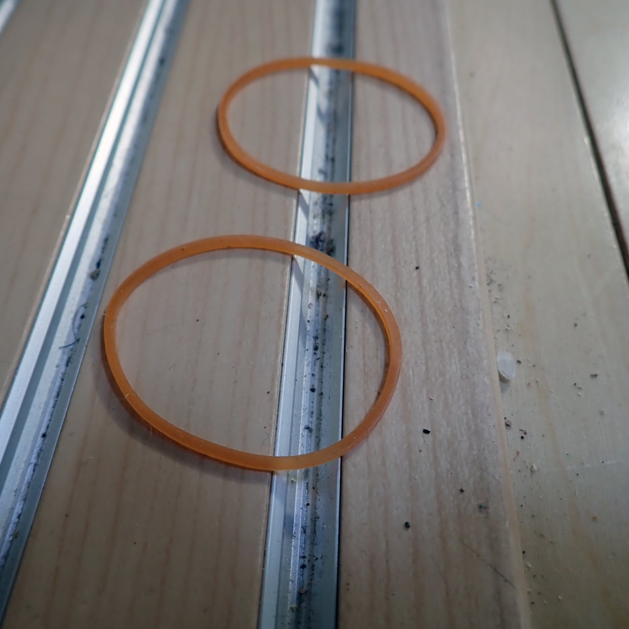  洗剤いらず。「ドアレール」の“輪ゴム”掃除術「意外！」「たった3分」「簡単に汚れが取れる」 