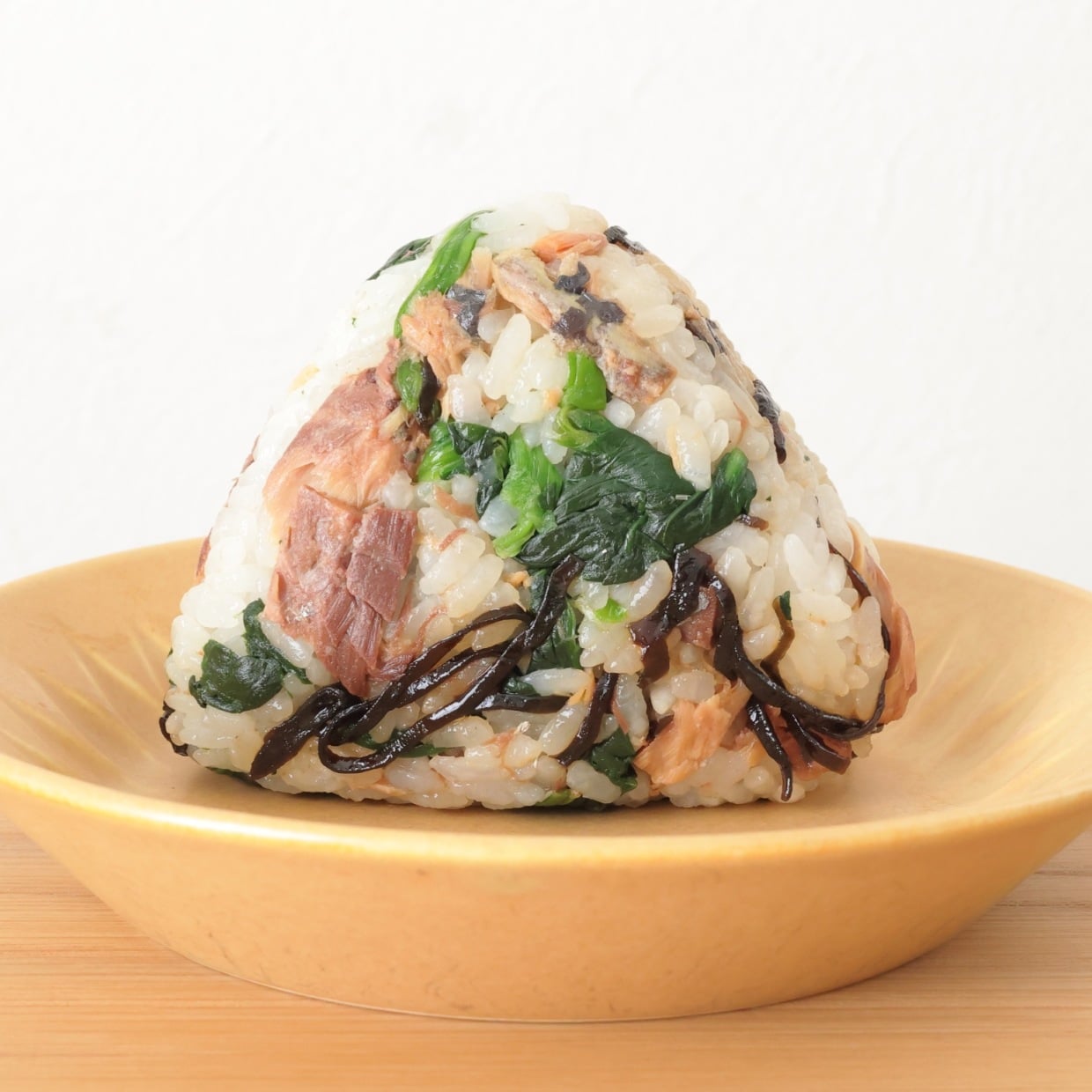  朝「おにぎり」に入れると栄養抜群！手軽に“タンパク質や鉄分が摂れる”3つの具材とは？ 