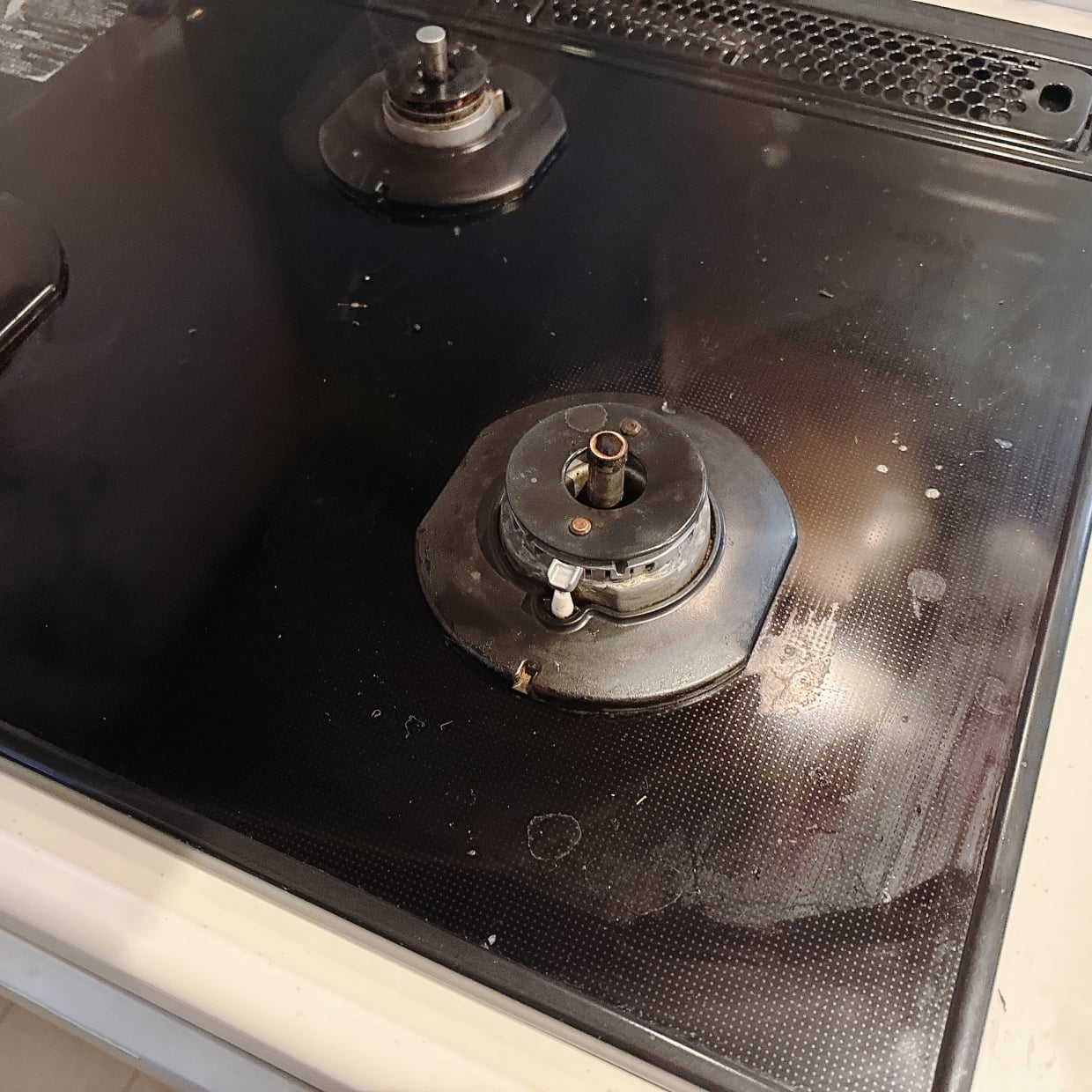  拭くだけでは落ちない「コンロの天板」の“ギトギト汚れ”を一掃する掃除術「浮いてくる」「すぐできる」 