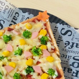 切って具材をのせると…？普通の「食パン」がクリスマスツリーに大変身！「子どもが大喜び」「簡単！」