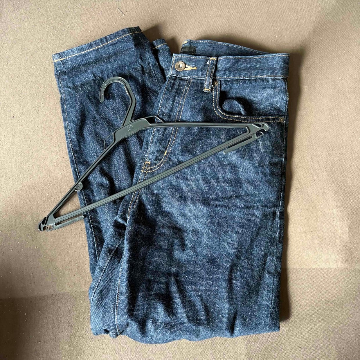  もうズボンがバサッと落ちない。賢いハンガーのかけ方「イライラがなくなる！」「収納もスッキリ」 