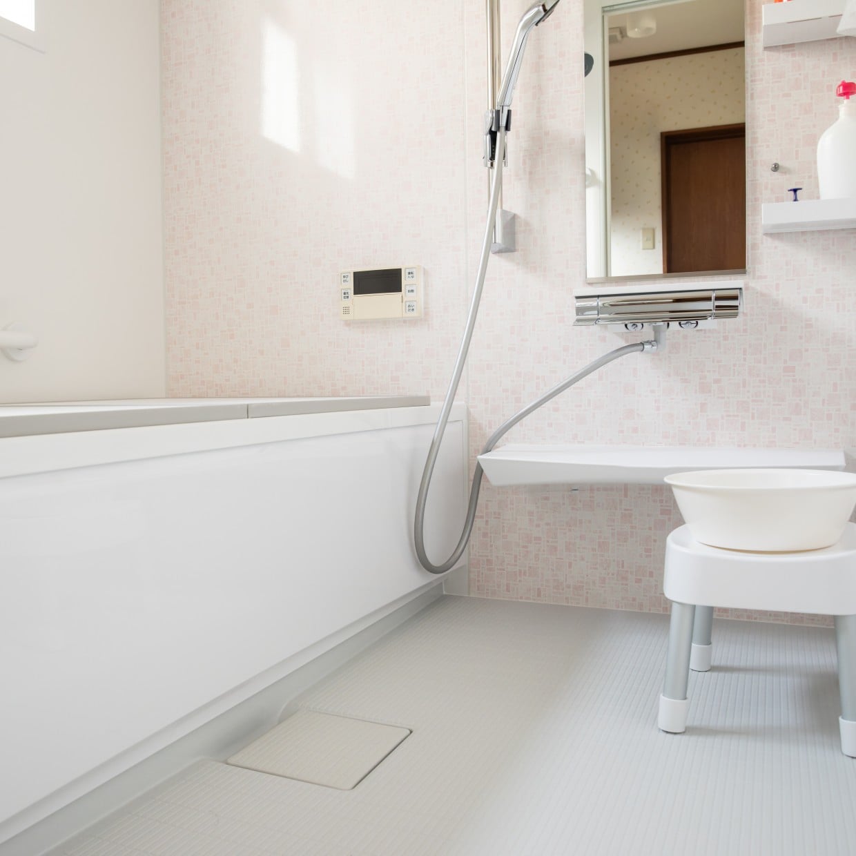  大掃除で忘れてた…。お風呂場の「照明」汚れの落とし方「意外と簡単」「年内は明日がチャンス」 