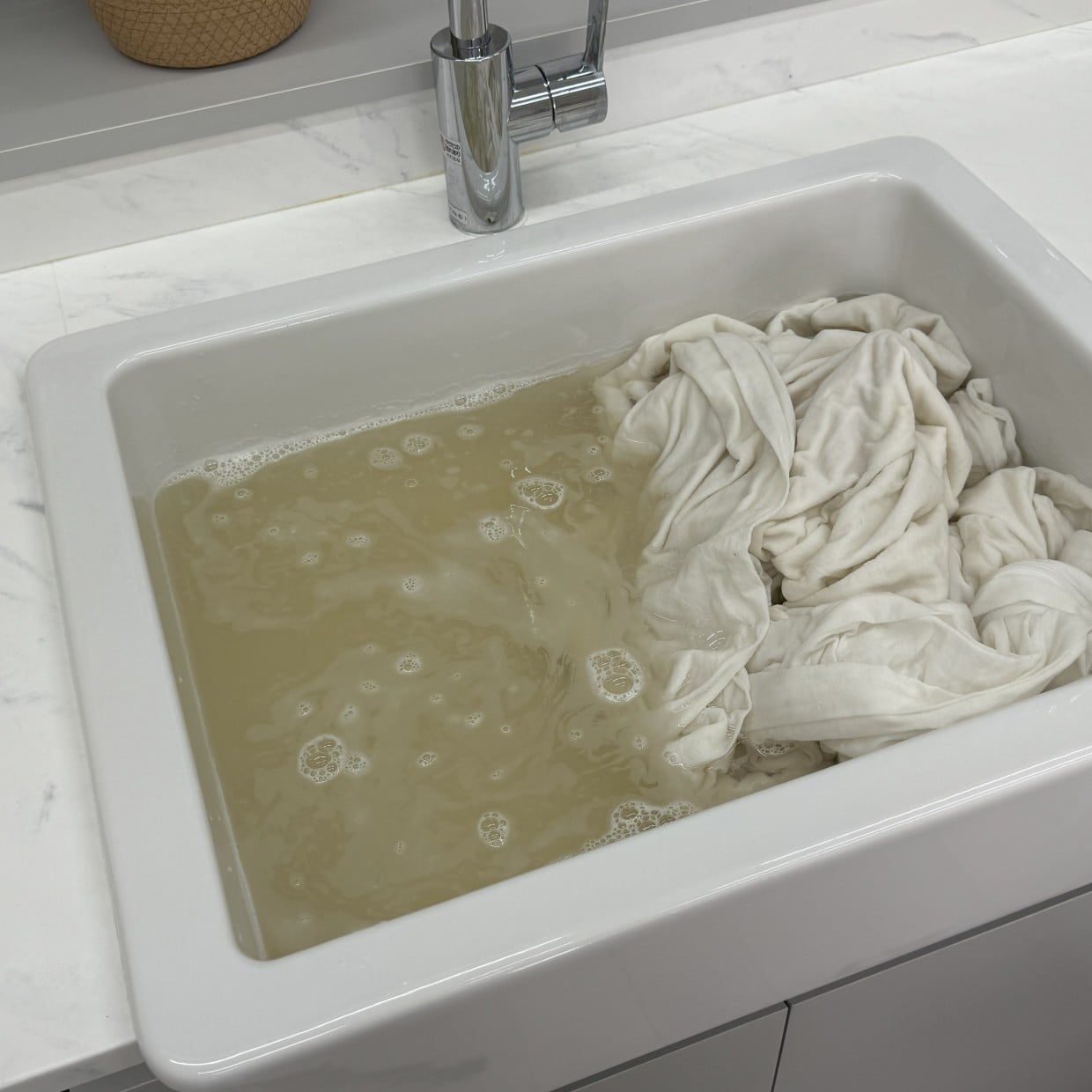  「茶色の汚水が出てきた…。」キレイに見えても意外と汚れているモノとは？【洗濯のプロが実践】 