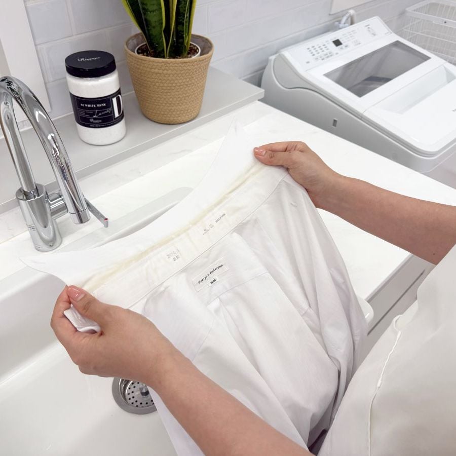  ゴシゴシ洗わない！Yシャツの“黄ばみや黒ずみ”を一気に落とすプロの洗濯術「濁った汚れをリセット」 