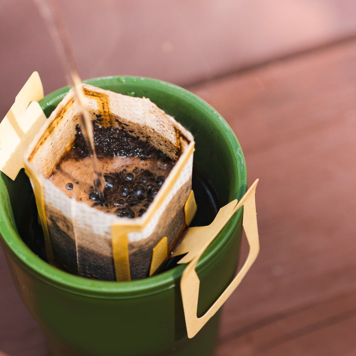  飲み終わった「コーヒーかす」の“車内で使える”思わぬ活用法「今まで市販品買ってた…」「置いてみる」 