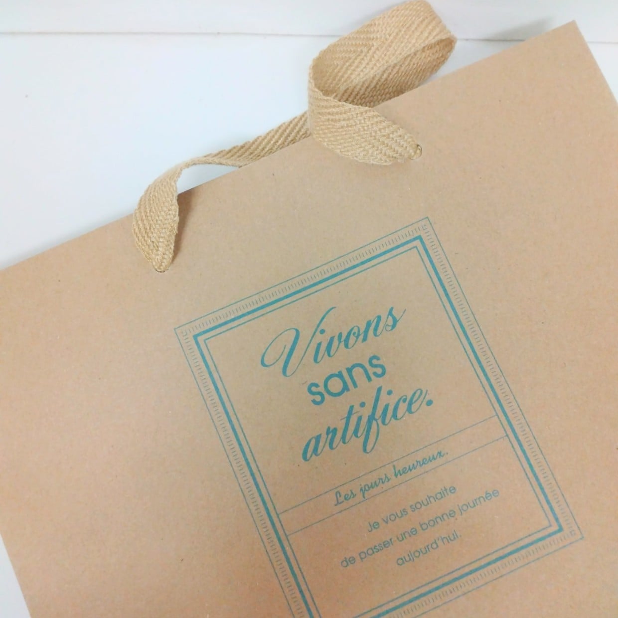  捨てられない「紙袋」が家じゅうの片付けに役立つ“マネしたくなる収納アイデア”「意外と丈夫！」 