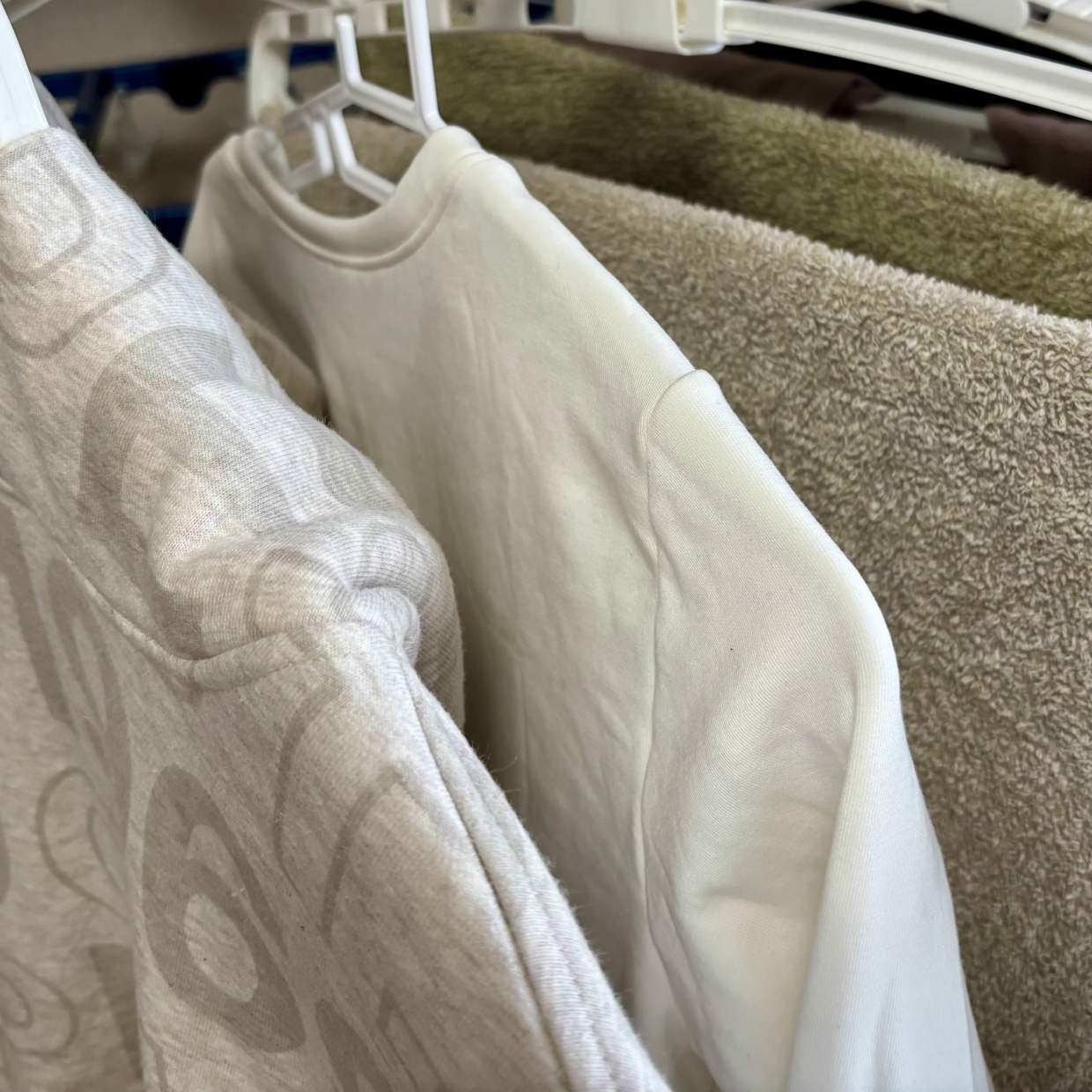  洗濯物が乾かない…を解消！冬の洗濯物を乾きやすくする簡単テク「干し方を変えるだけ」「知らなかった」 