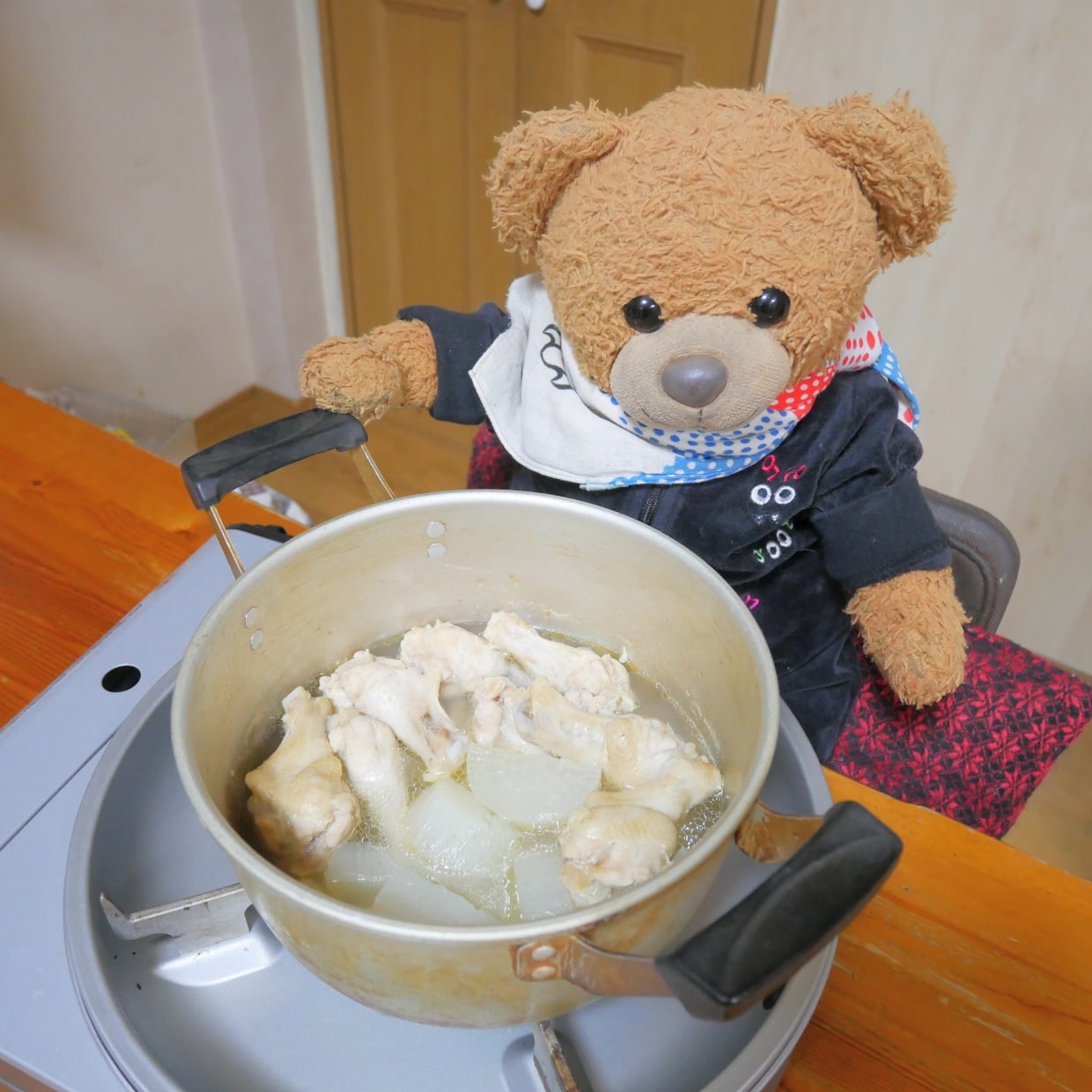  寒い日に食べたい！煮るだけで絶品“鶏と大根の塩煮”レシピ「ごはんによく合う」 