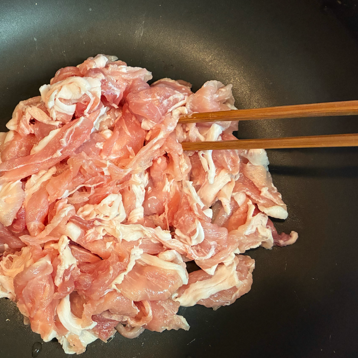  かたまりになっている「パックから出した豚こま切れ肉」が簡単にほぐれるワザ「バラバラになった！」 