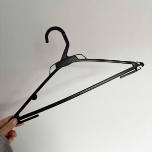床につく「ロング服」の“賢いハンガー収納術”「掛け方ひとつで解決！」「早く知りたかった」