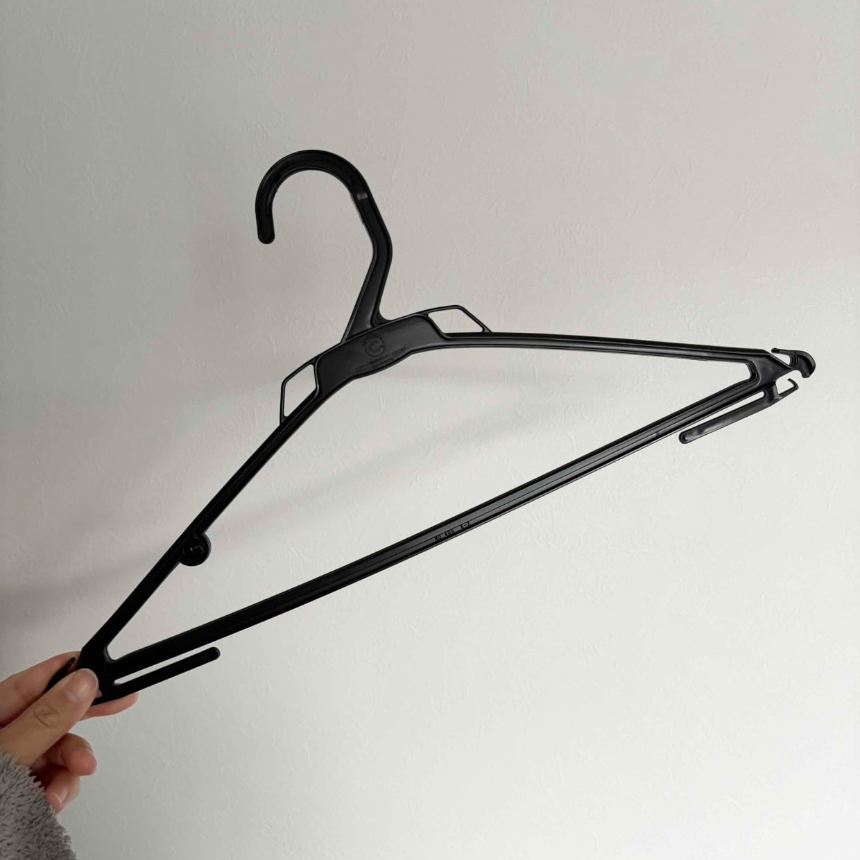  床につく「ロング服」の“賢いハンガー収納術”「掛け方ひとつで解決！」「早く知りたかった」 