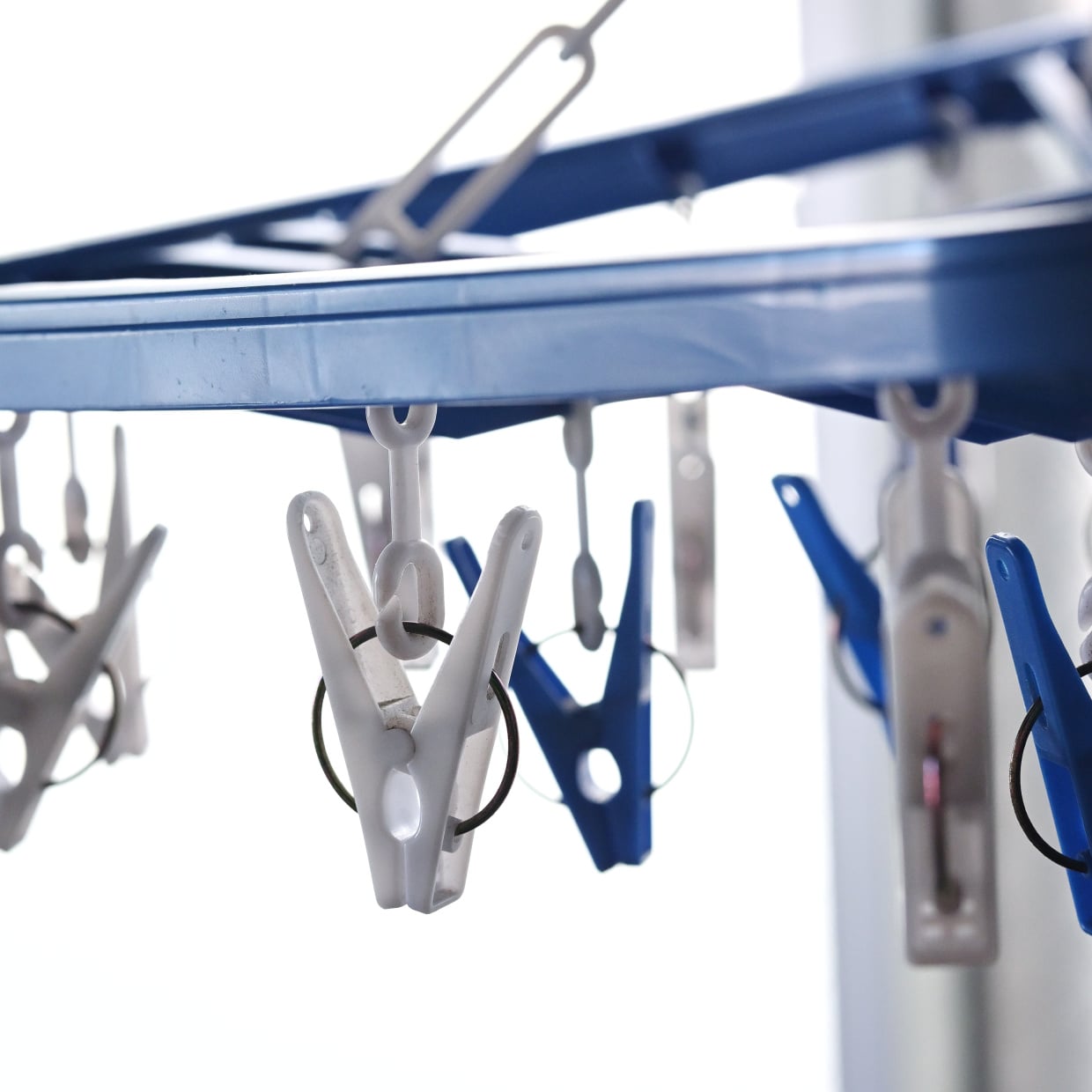  すごい！狭い場所なのに“洗濯物スペース”が2倍になる目からウロコの裏ワザ「雨の日も助かる」「賢い」 