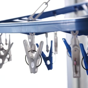 すごい！狭い場所なのに“洗濯物スペース”が2倍になる目からウロコの裏ワザ「雨の日も助かる」「賢い」