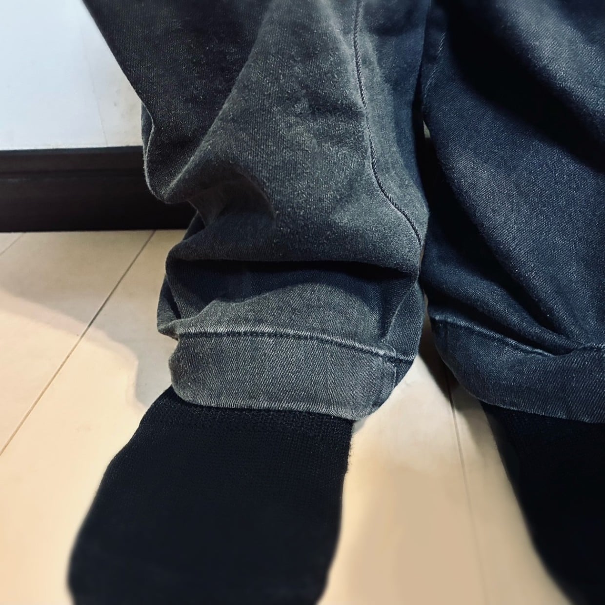  糸も針も不要！長すぎる「ズボンの裾」を身近なアイテムで“瞬時に短くする”ワザ「すごい」「覚えておく」 