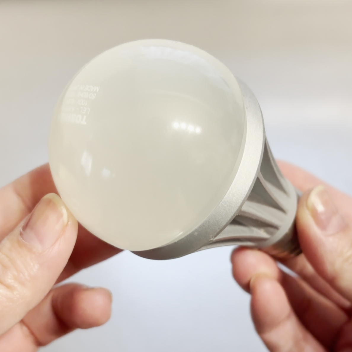  「電球ガラス」にべったりついた“油分やホコリ汚れ”のピカピカ掃除術「スルンと落ちる」「明るくなる」 