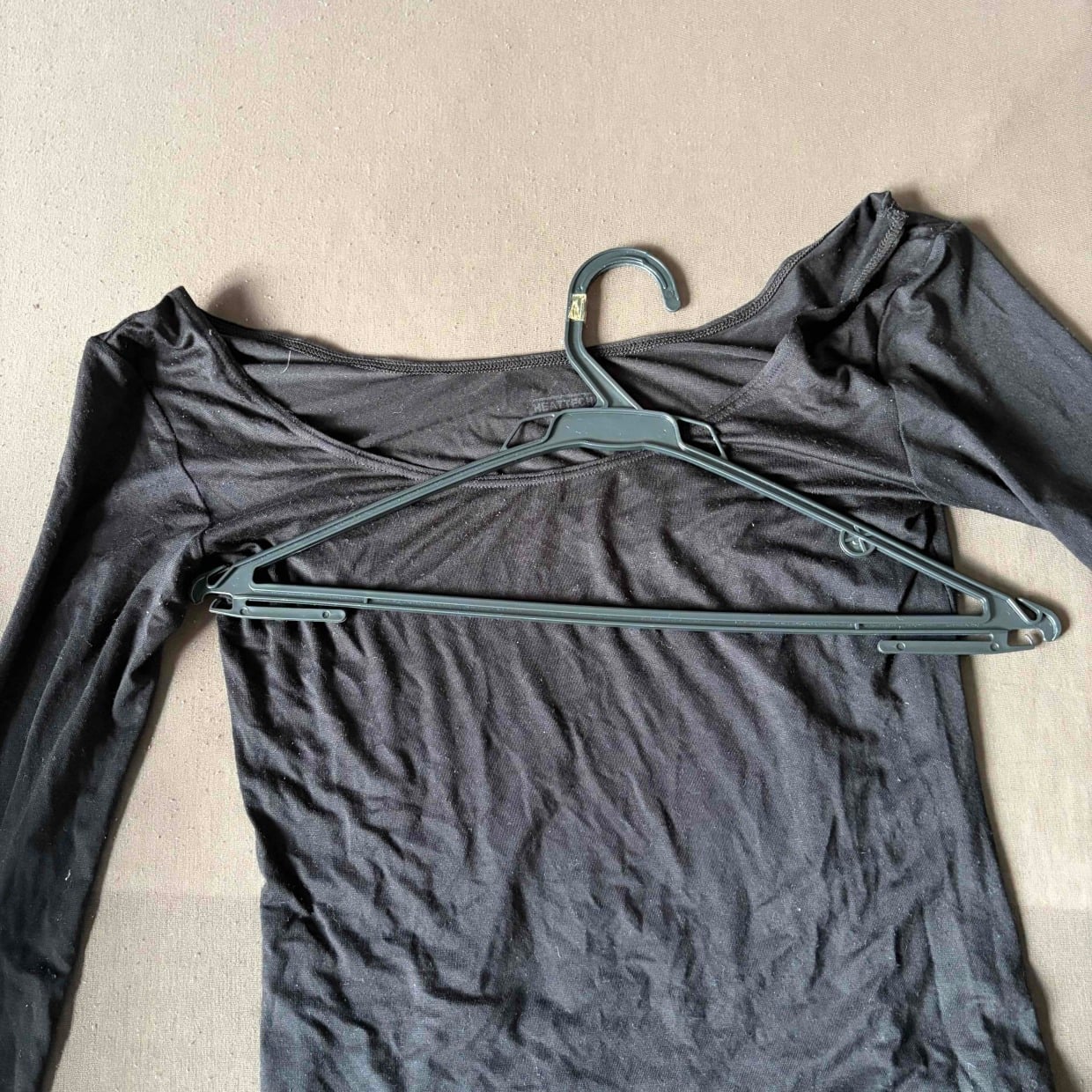  また落ちてる…を防ぐ！「首元が広い服」が落ちない“ハンガーの掛け方”テク「早く知りたかった」 