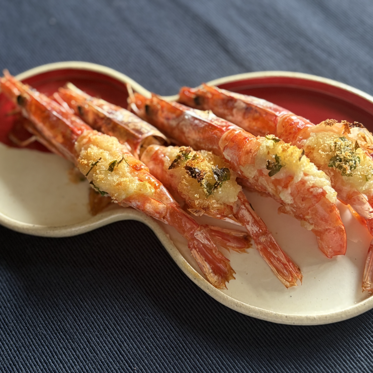 開いて焼くだけ！意外とカンタン“有頭海老のマヨソース焼き”の作り方「クリスマスやお正月の一品に」