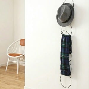 玄関の隙間が最強収納に。「冬の散らかり」が秒で片づく、山崎実業の神アイテム