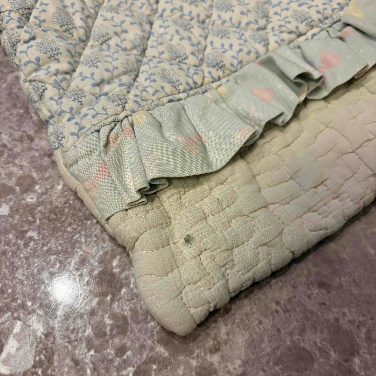  ミシンは不要！“子ども服の穴”をかわいく閉じるテク「シンプルで簡単！」「雪の結晶みたい」 