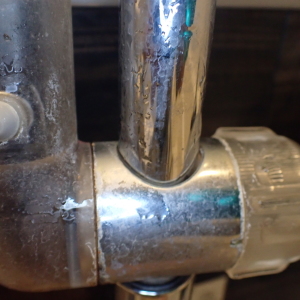 「シャワーフックと蛇口裏」の“がんこな水アカ汚れ”がピカピカになる簡単掃除術「輝いてる！」