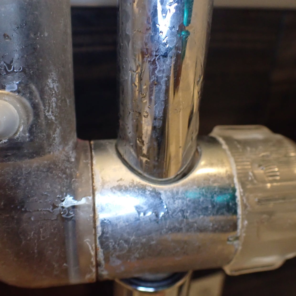  「シャワーフックと蛇口裏」の“がんこな水アカ汚れ”がピカピカになる簡単掃除術「輝いてる！」 