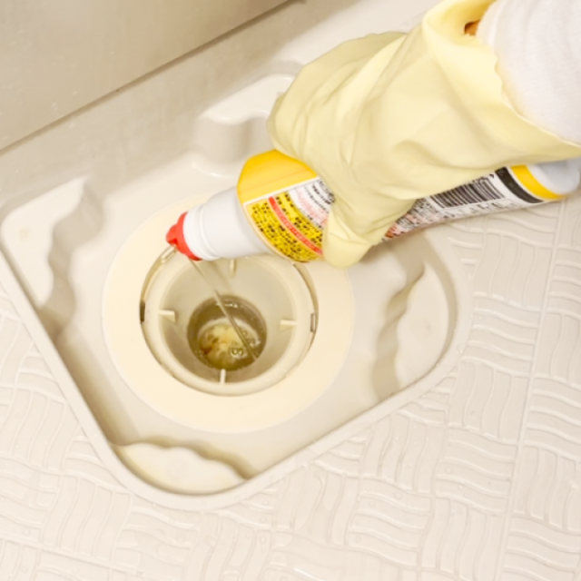  お風呂の“排水口の奥”までピカピカ清潔！見えないドロドロ汚れがキレイになる【かんたん掃除術】 