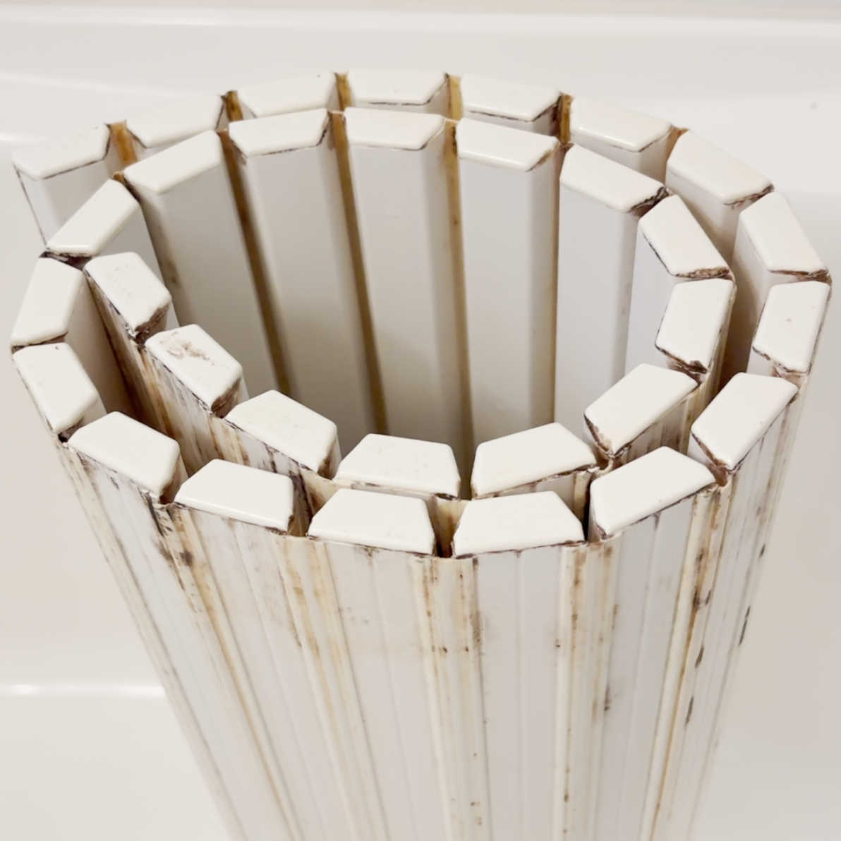  “吹いて待つ”だけ！「蛇腹お風呂ふた」の“ごっそり黒カビ”の手間いらず掃除術「溝のカビもスルン」 